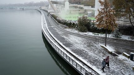 Le quai enneigé à Lyon (Rhône), photographié le 13 décembre 2022. (NICOLAS LIPONNE / HANS LUCAS / AFP)