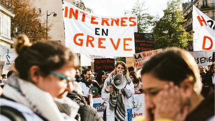 Des internes lors de la manifestation des agents de l'hôpital public à Paris, le 14 novembre 2019. (Yann Castanier / Hans Lucas / AFP)