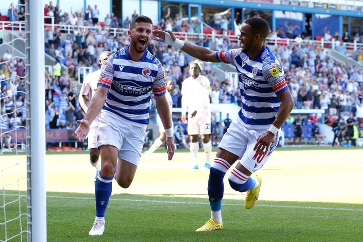 Deux footballeurs du Reading FC, Shane Long et Tom Ince, le 8 août 2022 à Reading (Angleterre). (JASONPIX / SHUTTERSTOCK / SIPA)