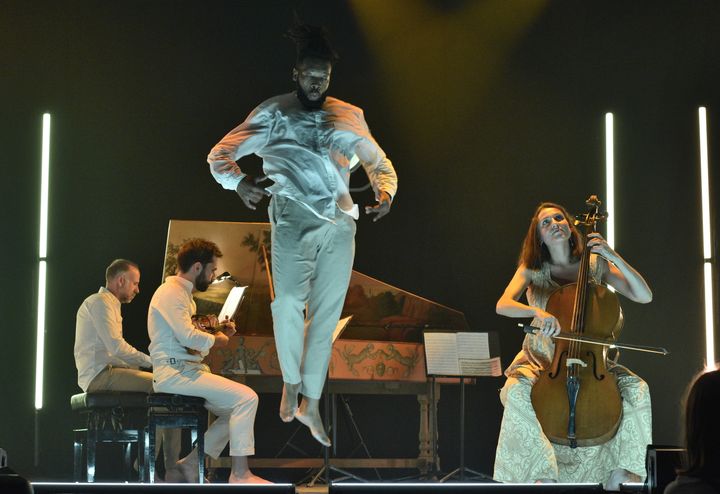 L'ensemble Concert de l'Hostel Dieu, accompagné par le danseur hip-hop Jérôme Oussou dans "Fugacités #1" (BERTRAND PICHENE - FESTIVAL D'AMBRONAY)