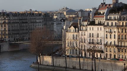 Des immeubles résidentiels sur l'île Saint-Louis, à Paris, le 19 janvier 2018. (MANUEL COHEN / AFP)