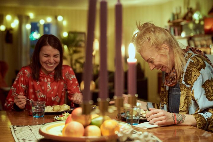 Johanne (Ida Elise Broch) et son atypique meilleure amie&nbsp;Jørgunn (Gabrielle Leithaug). (NETFLIX)