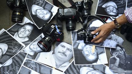 Photo de&nbsp;journalistes tués dans l'Etat de Veracruz au Mexique, lors d'une manifestation en 2016 à Mexico. (RONALDO SCHEMIDT / AFP)