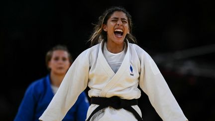 Shirine Boukli exulte après sa victoire face à Laura Martinez Abelenda en petite finale des -48kgs à Paris, le 27 juillet 2024. (LUIS ROBAYO / AFP)