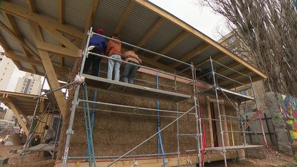 Une fois achevée, cette maison en paille porteuse recevra du public.&nbsp; (France Télévisions)