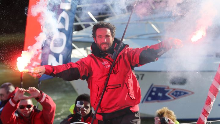 Le skipper Tanguy de Lamotte fête son arrivée aux Sables d'Olonne,&nbsp;le 17 février 2013.&nbsp; (JEAN-MARIE LIOT / DPPI / AFP)