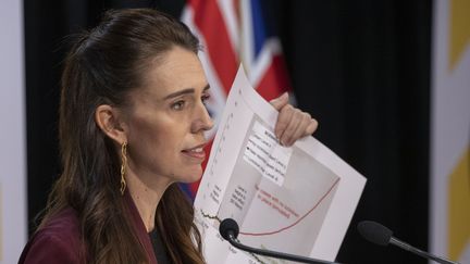 La Première ministre néo-zélandaise, Jacinda Ardern, donne une conférence de presse à propos de l'épidémie de Covid-19,&nbsp;lundi 27 avril 2020 à Wellington. (MARK MITCHELL / AFP)