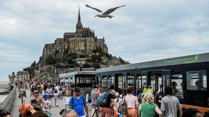 Des touristes au Mont-Saint-Michel en août 2023. (MARTIN ROCHE / OUEST-FRANCE / MAXPPP)