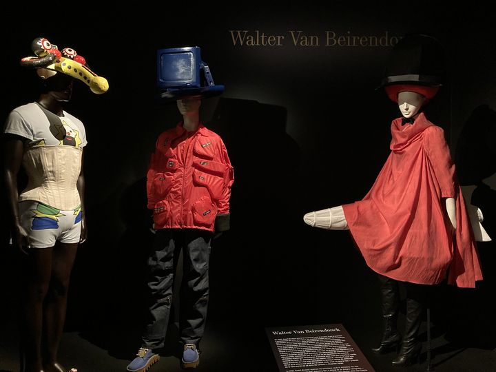 L'exposition "Stephen Jones, chapeaux d'artiste" au Palais Galliera : tenues Walter van Beirendonck accessoirisées par Stephen Jones, le 17 octobre 2024. (CORINNE JEAMMET)