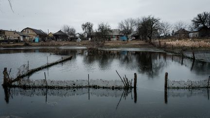 On February 28, 2023, water stagnated in a residential area in Demydiv, 35 kilometers north of Kyiv, after being flooded a year ago.  (YASUYOSHI CHIBA / AFP)