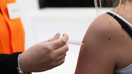 Un essai de vaccination contre le Covid-19, le 3 décembre 2020. Photo d'illustration. (FOCKE STRANGMANN / EPA)