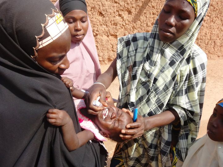 Vaccination contre la polio dans le quartier Dawanau de Kano, au nord du Nigeria, en octobre 2013. (AFP PHOTO/AMINU ABUBAKAR)