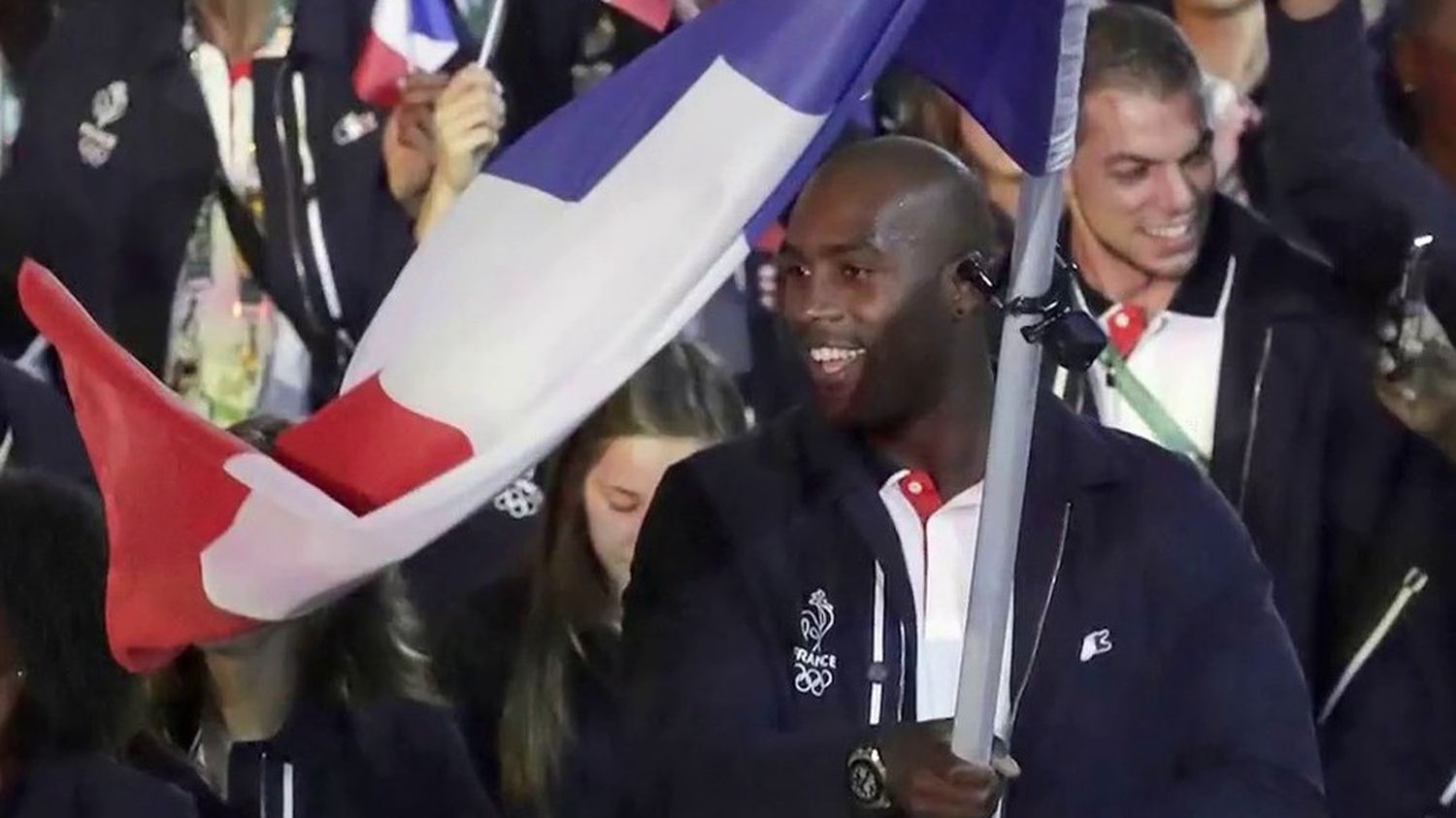 Jeux olympiques le portedrapeau, un champion qui doit mener sa