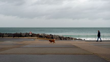 Le front de mer après le passage de la tempête Ciaran à Saint-Brieuc (Côtes-d'Armor), le 1er novembre 2023. (EMMANUELLE PAYS / HANS LUCAS / AFP)