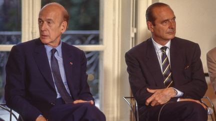 26 juin 1990 : Valéry Giscard d'Estaing et Jacques Chirac lors de la création de l'Union pour la France.&nbsp;Les deux hommes se sont opposés pendant plus de trente ans. (GEORGES MERILLON / GAMMA-RAPHO VIA GETTY IMAGES)