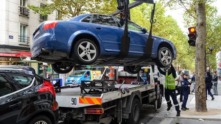 Des agents de la pr&eacute;fecture de Paris dressent une contravention, pendant qu'un v&eacute;hicule est enlev&eacute;, le 16 septembre 2013. (  MAXPPP)