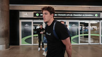 Le joueur de rugby français Oscar Jegou, à l'aéroport de Buenos Aires, le 27 août 2024. (STRINGER / AFP)