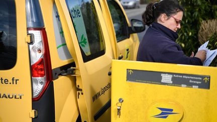 Après avoir fermé jusqu'à 80 % des bureaux de Poste au début du confinement, l'entreprise publique reprend petit à petit son activité. (FRED TANNEAU / AFP)