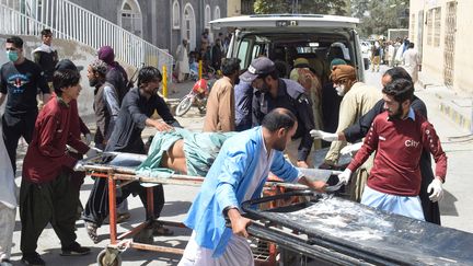 Des volontaires aident à transporter les victimes d'un attentat dans le district de Mastung, à Quetta (Pakistan), le 29 septembre 2023. (AFP)