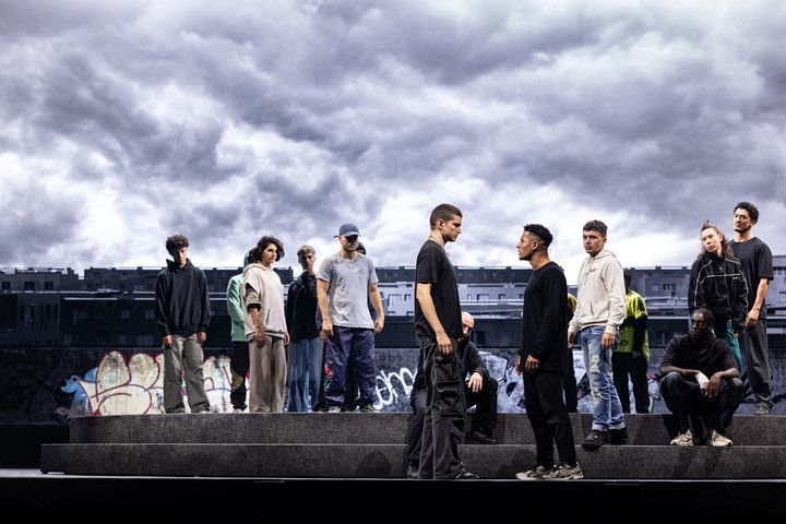 La scène du toit, lors des répétitions du spectacle "La Haine - Jusqu'ici rien n'a changé". (JOEL SAGET / AFP)