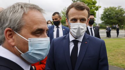 Xavier Bertrand et Emmanuel Macron à Douai (Nord) le 28 juin 2021 (LUDOVIC MARIN / POOL / AFP POOL)