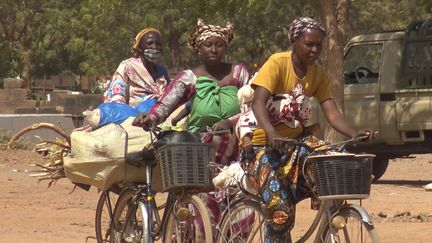 Trois semaines après le putsch du 24 janvier 2022, les habitants de Ouagadougou, au Burkina Faso, accueillent la junte avec soulagement.&nbsp; (GILLES GALLINARO / RADIO FRANCE)