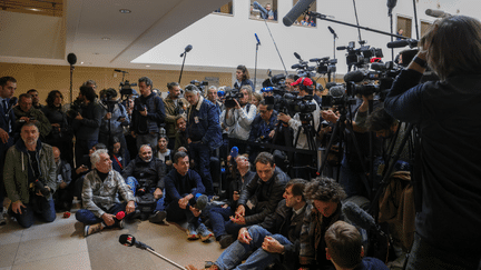 Des journalistes attendent le verdict de l'affaire des viols de Mazan devant la salle d'audience, au tribunal judiciaire d'Avignon (Vaucluse), jeudi 19 décembre 2024. (JEROME REY / LA PROVENCE / MAXPPP)