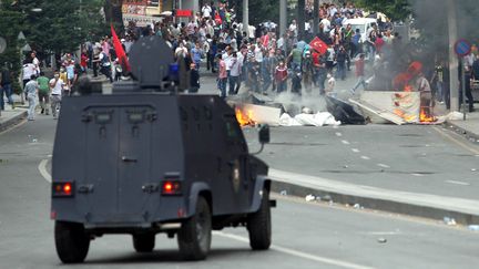 Affrontement entre manifestants et forces de l'ordre &agrave; Ankara (Turquie), le 16 juin 2013. (ADEM ALTAN / AFP)