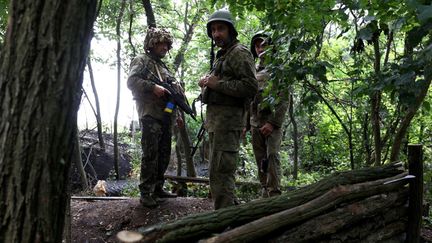 Des soldats ukrainiens dans la région de Bakhmout (est de l'Ukraine), le 15 juillet 2023. (ANATOLII STEPANOV / AFP)