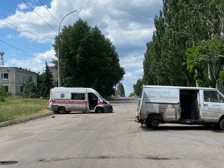 Everywhere in the streets of Lysychansk, there are traces of destruction, with, in the distance, the sound of shells falling.  (BORIS LOUMAGNE / RADIOFRANCE)