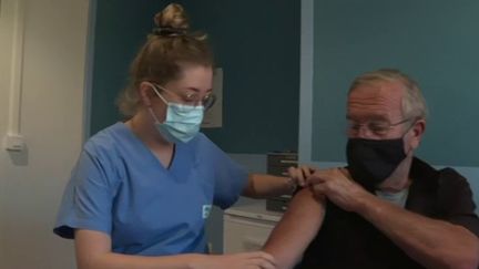 Vaccin contre le Covid-19 : la France aura-t-elle besoin d'une quatrième dose ?  (FRANCE 3)