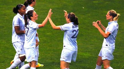 L'équipe de France Féminine, qualifiée pour les quarts de finale, rencontre l'Angleterre demain dans un match sans enjeu.