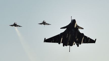 Des Rafale de l'armée française de retour sur le Charles-de-Gaulle après une mission dans le cadre de l'opération "Chammal", le 23 novembre 2015. (ANNE-CHRISTINE POUJOULAT / AFP)