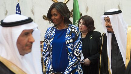 Le roi Salmane d'Arabie saoudite (&agrave; droite) et la Premi&egrave;re dame des Etats-Unis, Michelle Obama, le 27 janvier 2015 &agrave; Ryad. (SAUL LOEB / AFP)