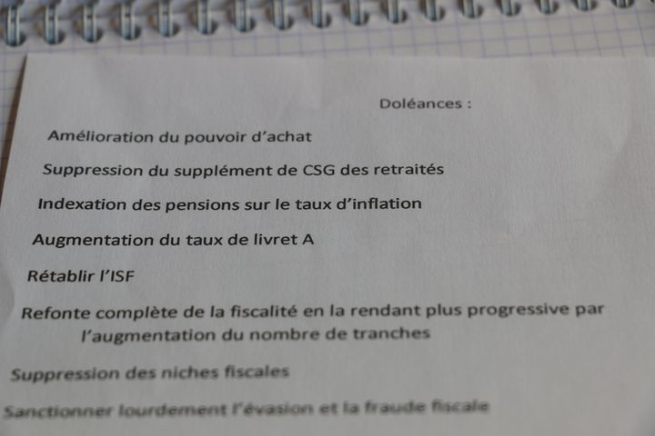 Un message collé dans le cahier de doléances de la mairie de Souillac (Lot), le 16&nbsp;janvier&nbsp;2019.&nbsp; (VALENTINE PASQUESOONE / FRANCEINFO)