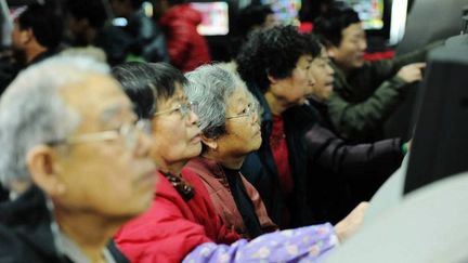 Privés de retraites décentes, les Chinois tentent leur chance à la bourse. (REUTERS/Ruben Sprich  janvier 2015)