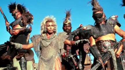 Tina Turner dans "Mad Max : Au-delà du dôme du tonnerre" en 1985. La chanteuse y tient l'un des rôles principaux, en plus de signer la bande originale du film. (ARCHIVES DU 7EME ART)