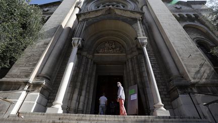 Des paroissiens à l'entrée de l'église Saint-Pierre-d'Arène, à Nice (Alpes-Maritimes), le 24 mai 2020. (MAXPPP)