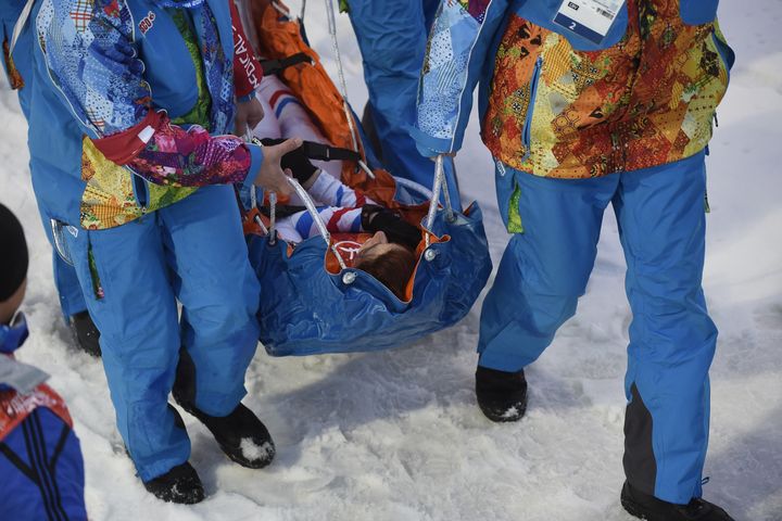 La Fran&ccedil;aise Marie-Laure Brunet est &eacute;vacu&eacute;e apr&egrave;s un malaise, &agrave; Sotchi, vendredi 21 f&eacute;vrier 2014.&nbsp; (ODD ANDERSEN / AFP)