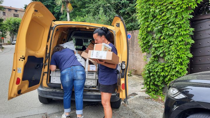 Il y a beaucoup de choses à retenir estime Raymonde qui va s'occuper de la tournée du village de Calcatoggio (Corse-du-Sud) durant l'été. (AGATHE MAHUET / RADIO FRANCE)