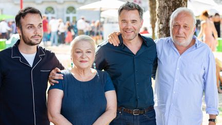 Jérémy Lopez (à gauche), aux côtés de&nbsp;Josiane Balasko,&nbsp;Guillaume de Tonquedec et&nbsp;François Berleand à l'affiche de "L'esprit de famille" d'Eric Besnard&nbsp; (YOHAN BONNET / AFP)