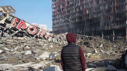 Guerre en Ukraine : à Kiev, une frappe sur un centre commercial fait huit morts