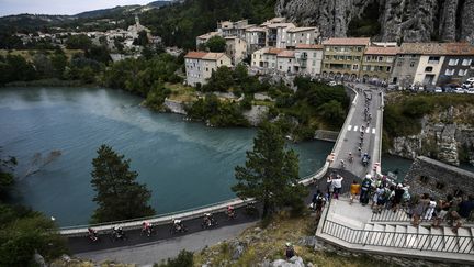 Des coureurs du Tour de France, lors d'une étape qui passait par Sisteron, dans les Alpes-de-Haute-Provence, le 21 juillet 2017. (LIONEL BONAVENTURE / AFP)