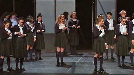 Sur scène 20 filles dans "ces filles-là" 
 (Culturebox/France 3)