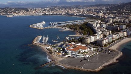 La ville de Cannes, o&ugrave; l'on distingue la Croisette et le casino, le 13 ao&ucirc;t 2012. (GÉRARD LABRIET / PHOTONONSTOP / AFP)