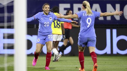 Delphine Cascarino et Eugénie Le Sommer lors du match de l'équipe de France contre la Colombie, le 8 avril 2023, à Clermont-Ferrand. (AFP)