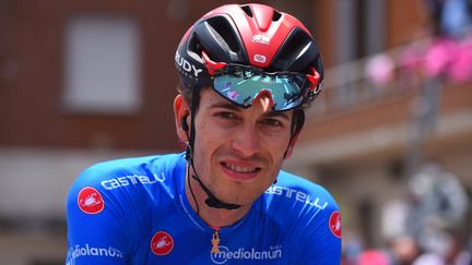 Gino Mader avant la septième étape du Tour d'Italie, le 14 mai 2021. Le coureur suisse de l'équipe Bahreïn est mort le 16 juin 2023 après une chute lors du Tour de Suisse. (DARIO BELINGHERI / AFP)