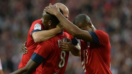 Salomon Kalou (Lille) félicité par ses coéquipiers (DENIS CHARLET / AFP)