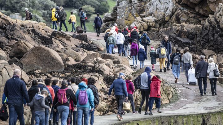 Des passagers débarquent sur l'île de Bréhat, le 26 octobre 2019. (LIONEL LE SAUX / MAXPPP)