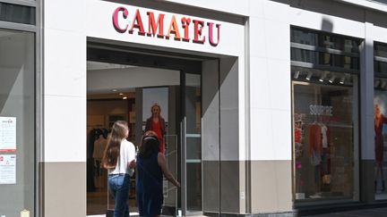 Des piétons passent devant un magasin Camaïeu, à Lille (Nord), le 27 mai 2020. (DENIS CHARLET / AFP)